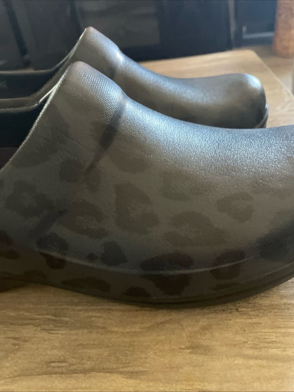 Crocs Neria Pro 11 Black gray cheetah print medical healthcare clogs women’s 9 - Picture 3 of 10